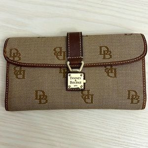 Dooney & Burke brown leather wallet pre-owned